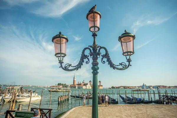 Venezia Itálie Srpna 2023 Benátkové Lampy Popředí Náměstí Piazza San — Stock fotografie