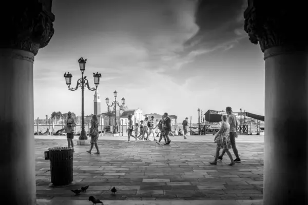 威尼斯 意大利 2023年8月17日 白纸黑字的圣马尔科广场的威尼斯大运河景观 船上有船和吊船 — 图库照片