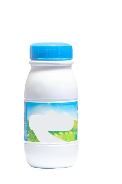 瓶装牛奶 白色底座隔离 塑料白色瓶子 — 图库照片