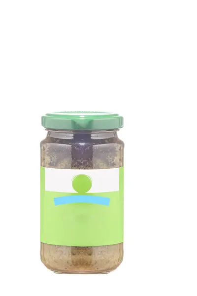 玻璃瓶中的蚕豆被白色分离出来 罗勒和松仁酱和橄榄油 — 图库照片