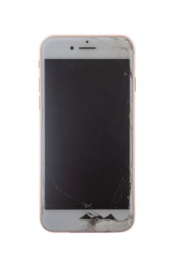 Bozuk akıllı telefon beyaz arkaplanda izole edildi