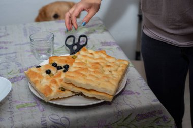 Ceneviz Focaccia 'sı masa döşemesine yakın çekim. İtalyan ev yemeği.