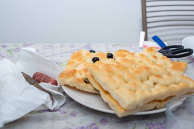 Ceneviz Focaccia 'sı masa döşemesine yakın çekim. İtalyan ev yemeği.