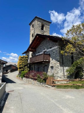 Arkasında panorama olan taştan bir dağ evi.