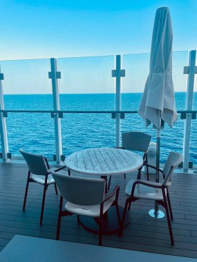 Modern bir yolcu gemisinin dış detayları. Büyük beyaz gövde, balkonlu güverteler ve görünür cankurtaran botları..