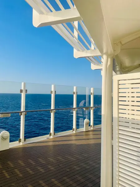 Modern bir yolcu gemisinin dış detayları. Büyük beyaz gövde, balkonlu güverteler ve görünür cankurtaran botları..