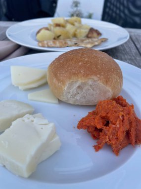 Eritilmiş provola peyniri ve baharatlı Calabrian anduja ile kaplı kabuklu ekmekle geleneksel İtalyan aperatifi