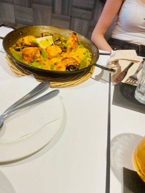 Geleneksel İspanyol paellası büyük bir tavada pişirilir, Barcelona 'da taze servis edilir.