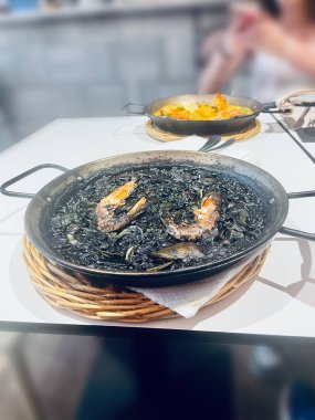 Geleneksel İspanyol paellası büyük bir tavada pişirilir, Barcelona 'da taze servis edilir.