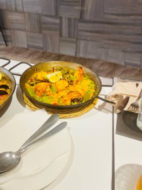 Geleneksel İspanyol paellası büyük bir tavada pişirilir, Barcelona 'da taze servis edilir.