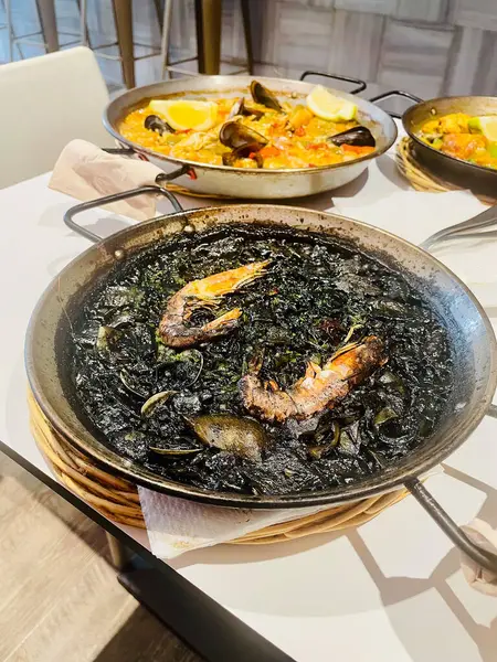 Geleneksel İspanyol paellası büyük bir tavada pişirilir, Barcelona 'da taze servis edilir.