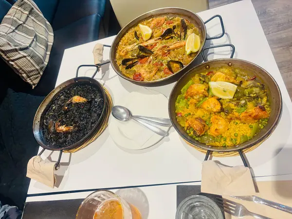 Geleneksel İspanyol paellası büyük bir tavada pişirilir, Barcelona 'da taze servis edilir.