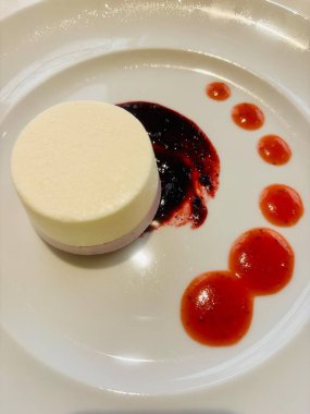 Hafif katmanlı ve mor katmanlı, iki tonluk bir kremadan oluşan rafine edilmiş tatlı, karışık böğürtlen sosu tabanında servis edilir..