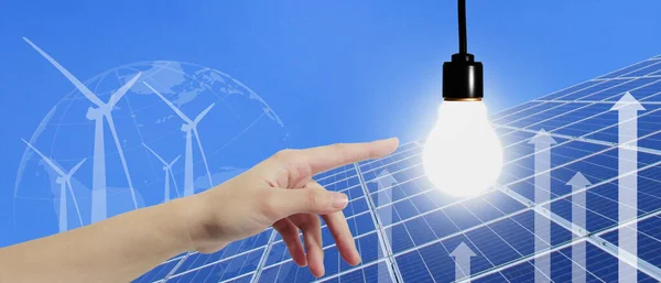 Glödlampa Solenergi Och Vindkraft Med Förnybara Energikoncept För Att Spara — Stockfoto