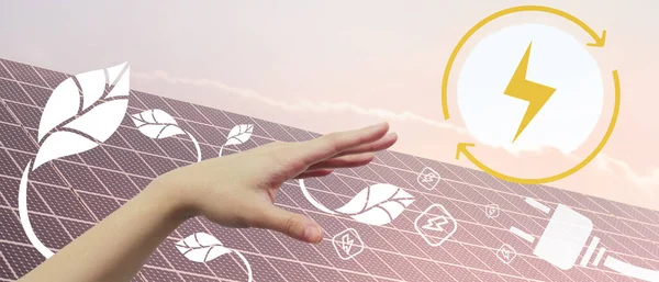 Glödlampa Solenergi Och Elförbrukning För Koncept För Förnybar Energi För — Stockfoto