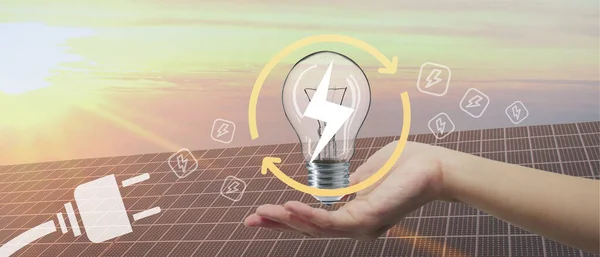 Glödlampa Solenergi Och Elenergibesparing För Konceptet Förnybar Energi Affisch Spara — Stockfoto