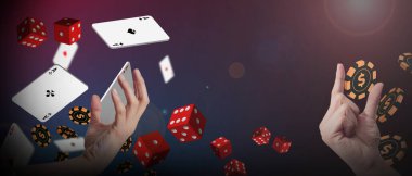 Çevrimiçi kumarhane, poker kartları, Düşen altın poker fişleri, jetonlar, zarlar, internet kumar konsepti, kopyalama alanı, afiş - 3d