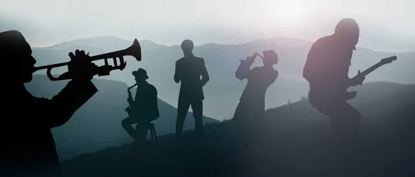 Silhouettenmenschen Von Bandmusikern Hintergrund Der Berge Idee Jazzband Cover Musik — Stockfoto