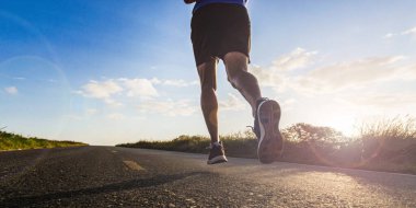 Yaz tatilinde kardiyovasküler sağlık konseptinde koşu. Koşu, Yol, Spor Seyahati, Motivasyon, Açık Hava, Sağlıklı Yaşam Tarzı