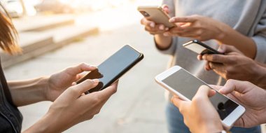 Gerçek zamanlı haber ve bilgi güncellemeleri ile mobil internet iletişimi kavramında akıllı telefon tutan kişinin eli