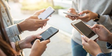 Hızlı internet iletişimi kavramında akıllı telefonları kullanarak güvenli bilgi alışverişi yapan bir akıllı telefonu tutan işadamının elleri