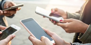 Gerçek zamanlı haber ve bilgi güncellemeleri ile mobil internet iletişimi kavramında akıllı telefon tutan kişinin eli