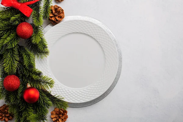 Christmas Table Setting Consisting Empty White Plate Decorations Top View — Stock Photo, Image