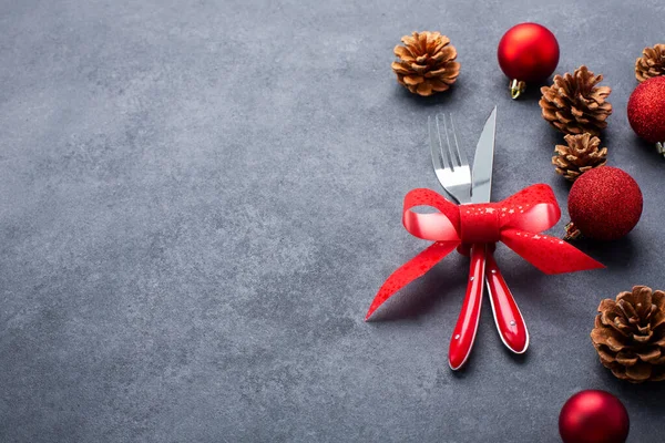 Ustawienie Stołu Świątecznego Składającego Się Sztućców Noża Widelca Przywiązanego Czerwonym — Zdjęcie stockowe
