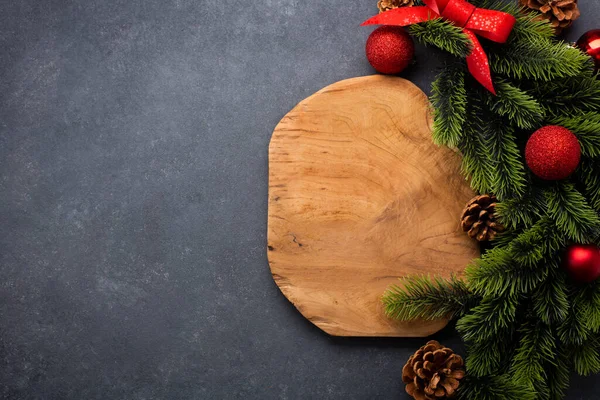 Ajuste Mesa Navidad Que Consta Una Tabla Cortar Madera Cubiertos —  Fotos de Stock
