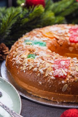 Roscon, ladin dallarıyla çevrili geleneksel İspanyol Noel pastası. Bu yemek İspanya ve Latin Amerika 'daki festival masasında servis edilir.