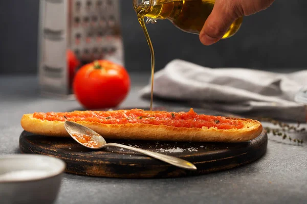 Olijfolie Wordt Gegoten Brood Waarop Geraspte Tomaat Wordt Uitgestrooid Spaans — Stockfoto