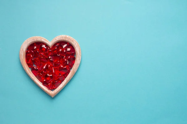 コピースペースのある青の背景に木製の心と赤ガラスの心 バレンタインデーの休暇のためのシンプルなコンセプト 高品質の写真 — ストック写真