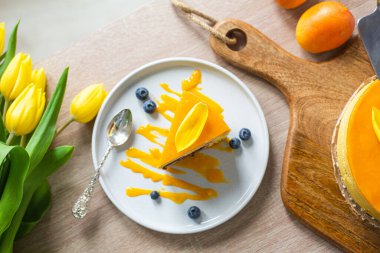 Hurma, kaju ve mangodan yapılmış fırında pişmemiş kek yok.