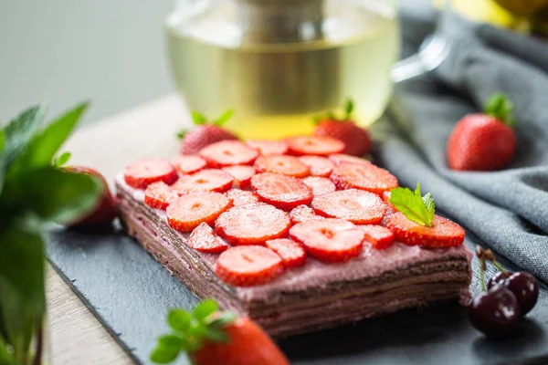 Cut Baked Raw Cheesecake Made Dates Cashews Strawberry Foto Berkualitas Stok Gambar