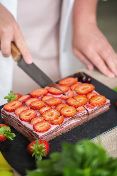 Cut Baked Raw Cheesecake Made Dates Cashews Strawberry Foto Berkualitas Stok Gambar Bebas Royalti