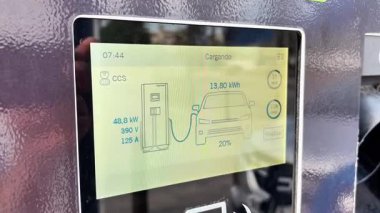 Alicante, İspanya - 3 Haziran 2025: Elektrikli araç şarj istasyonu ekranı güç seviyeleri ve çevre dostu ulaşım için bağlantı statüsü de dahil olmak üzere şarj bilgileri gösteriyor