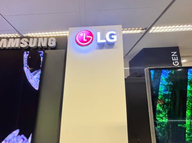 Alicante, İspanya - 11 Haziran 2025: LG logosu renkli ekranlar ve elektronik ekranlarla çevrili bir teknoloji mağazasında aydınlanıyor ve dinamik bir alışveriş atmosferi yaratıyor