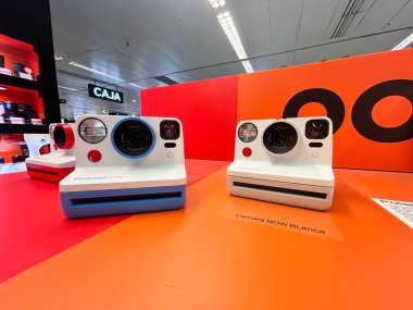 Alicante, İspanya - 11 Haziran 2025: Perakende piyasadaki parlak turuncu tezgahta, şık tasarımı ve kullanıcı dostu özelliklerini vurgulayan anlık kameralar sergilenmektedir