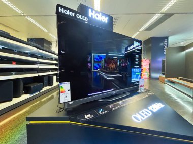 Alicante, İspanya - 11 Haziran 2025: Kıllı OLED TV, modern tasarımı ve modern teknolojisini ön plana çıkaran gösterişli bir elektronik mağazasında gösterildi