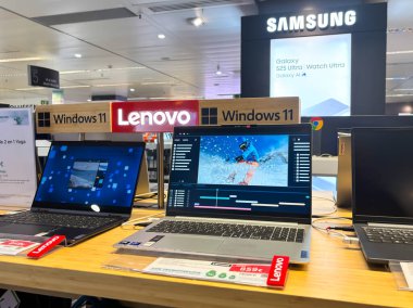 Alicante, İspanya - 11 Haziran 2025: Windows 11 'in yer aldığı Lenovo dizüstü bilgisayarlar ileri teknoloji ve kullanıcı dostu arayüzü ön plana çıkarak elektronik mağazasında sergilendi