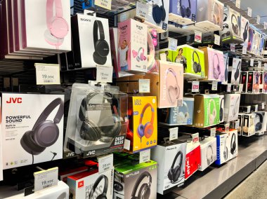 Alicante, İspanya - 11 Haziran 2025: JVC ve Sony gibi markaların canlı kulaklıkları, çekici ambalajlı perakende satış ortamında sergilendi