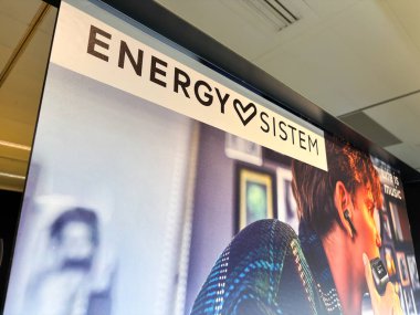 Alicante, İspanya - 11 Haziran 2025: Çağdaş bir ortamda sunulan Enerji Sistemi logosu, teknoloji ve müzik keyfi arasındaki bağlantıyı vurguluyor
