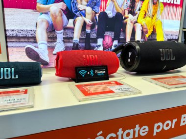 Alicante, İspanya - 11 Haziran 2025: JBL hoparlörleri renkli tasarımlar ve ses özellikleri ve yaşam tarzını vurgulayan tanıtım materyalleri ile perakende tezgahında sergilenmektedir