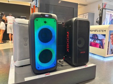 Alicante, İspanya - 11 Haziran 2025: XBOOM hoparlörü elektronik mağazasında yenilikçi ses teknolojisi ve çağdaş tasarımın altını çizen renkli LED ışıkları barındırıyor