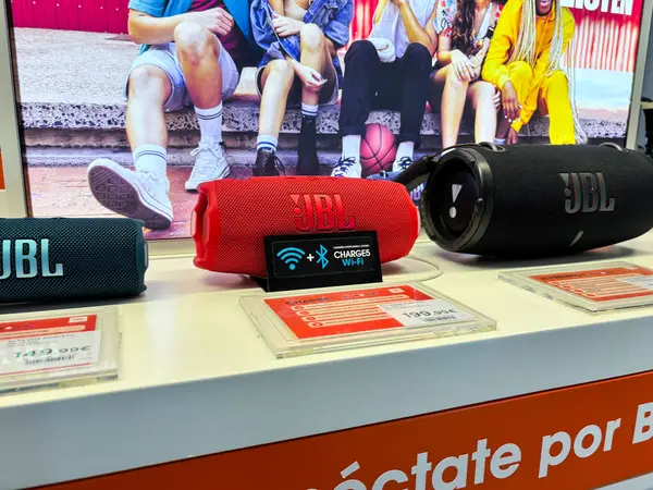 Alicante, İspanya - 11 Haziran 2025: JBL hoparlörleri renkli tasarımlar ve ses özellikleri ve yaşam tarzını vurgulayan tanıtım materyalleri ile perakende tezgahında sergilenmektedir
