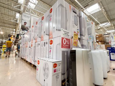 Alicante, İspanya - 18 Haziran 2025: Farklı modeller ve tanıtım tekliflerinin vurgulandığı bir perakende mağazası koridorunda klima üniteleri düzenli olarak düzenlenmektedir