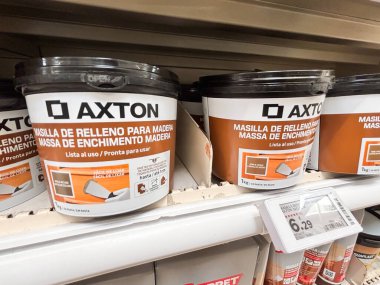 Alicante, İspanya - 18 Haziran 2025: Axton ahşap dolgusu perakende rafında belirgin bir şekilde sergileniyor, ambalajı ve çeşitli ahşap işleri için uygunluğu vurgulanıyor