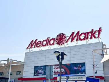 Alicante, İspanya - 18 Haziran 2025: Medya Markt mağaza önü belirgin logo ve şık tasarım, canlı reklamları ve davetkar atmosferi olan müşterileri cezbediyor