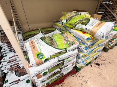 Alicante, İspanya - 18 Haziran 2025: Bir bahçe mağazasında organik toprak ve gübre torbaları düzenlenerek çevre dostu bahçe seçeneklerinin altı çizildi