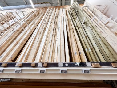 Alicante, İspanya - 18 Haziran 2025: Hırdavatçıda ahşap kerestelerin dikey görüntüsü, farklı ahşap türlerini ve doğal dokularını vurguluyor